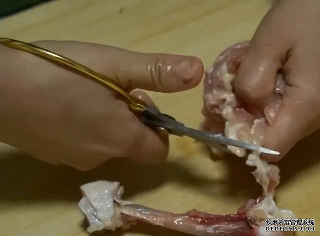 雞腿的新吃法，不蒸不煮不烤，不用一滴油，外香內酥太好吃了