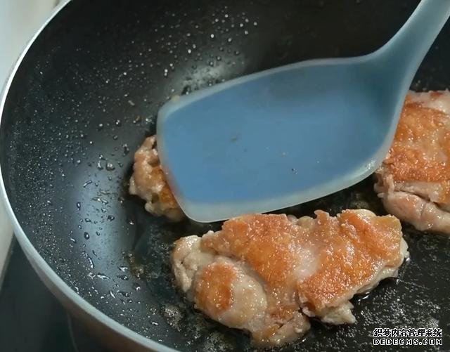 雞腿的新吃法，不蒸不煮不烤，不用一滴油，外香內酥太好吃了