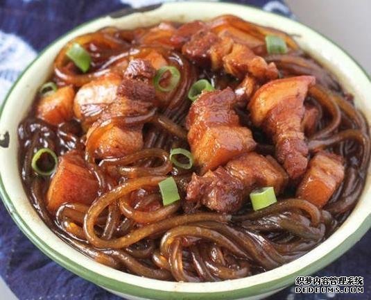 這道東北菜，堪稱燉菜中的經(jīng)典，天冷了吃一鍋，渾身舒坦