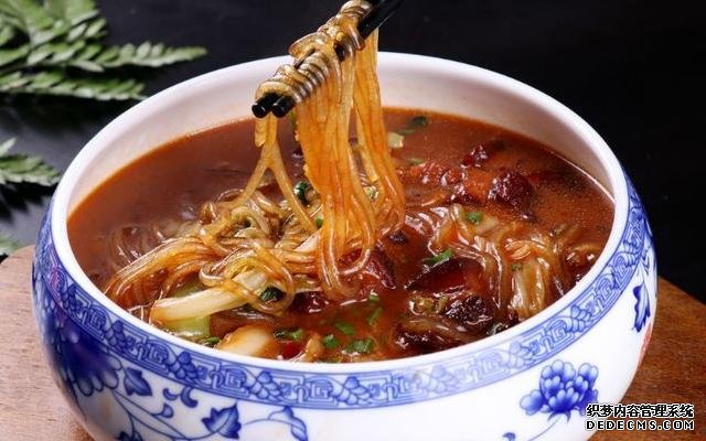 這道東北菜，堪稱燉菜中的經(jīng)典，天冷了吃一鍋，渾身舒坦