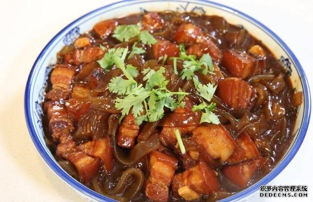 這道東北菜，堪稱燉菜中的經(jīng)典，天冷了吃一鍋，渾身舒坦