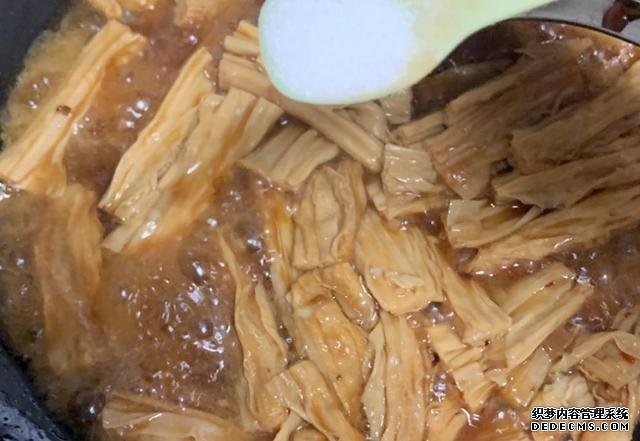 腐竹這么做，比肉還好吃，鮮香美味超下飯，必備家常菜