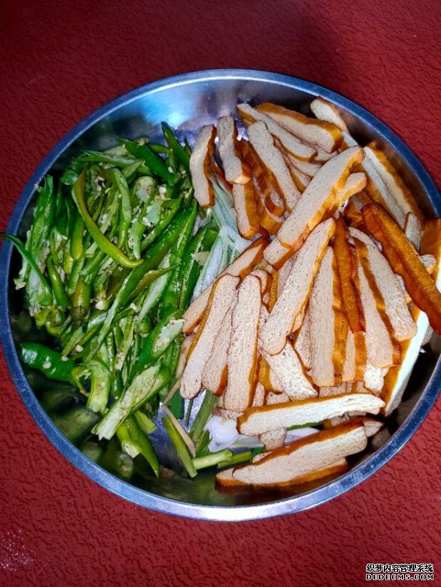 工地農(nóng)民工，必備的下飯菜，安逸