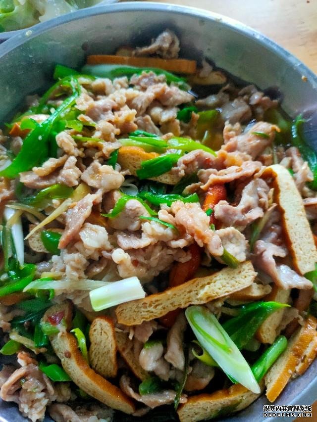 工地農(nóng)民工，必備的下飯菜，安逸