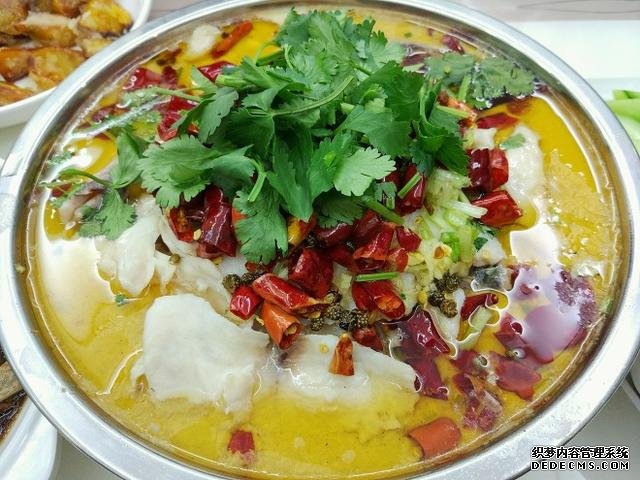 同學聚會點了9個菜，滿滿家鄉(xiāng)記憶，每道都搶手，女生也能吃3碗飯