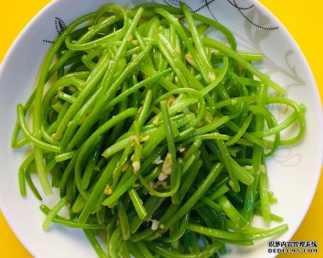 同學聚會點了9個菜，滿滿家鄉(xiāng)記憶，每道都搶手，女生也能吃3碗飯