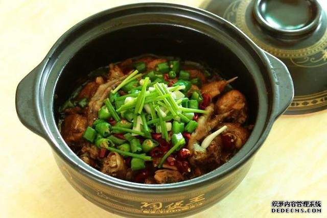 同學聚會點了9個菜，滿滿家鄉(xiāng)記憶，每道都搶手，女生也能吃3碗飯