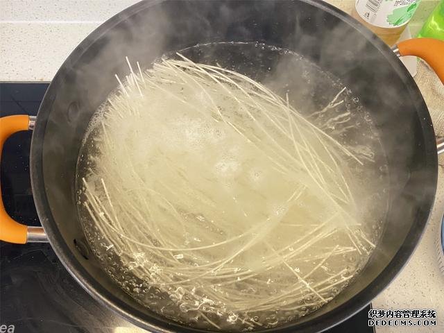 用掛面做炒面，不要煮過就炒，多加2步，不坨不粘鍋，根根分明