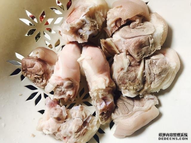 黃豆燜豬腳這樣做，豬腳不腥還軟綿，香糯又美味，一鍋都不夠吃