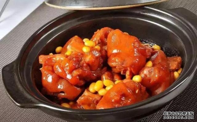 黃豆燜豬腳這樣做，豬腳不腥還軟綿，香糯又美味，一鍋都不夠吃