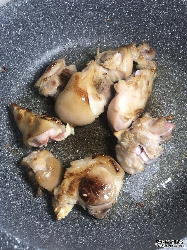 黃豆燜豬腳這樣做，豬腳不腥還軟綿，香糯又美味，一鍋都不夠吃