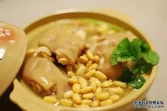 黃豆燜豬腳這樣做，豬腳不腥還軟綿，香糯又美味，一鍋都不夠吃