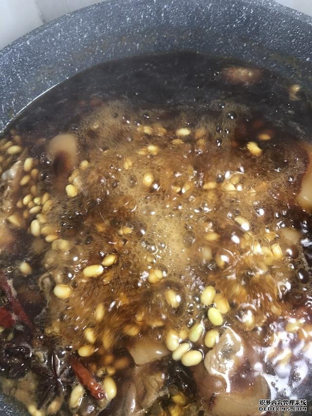 黃豆燜豬腳這樣做，豬腳不腥還軟綿，香糯又美味，一鍋都不夠吃