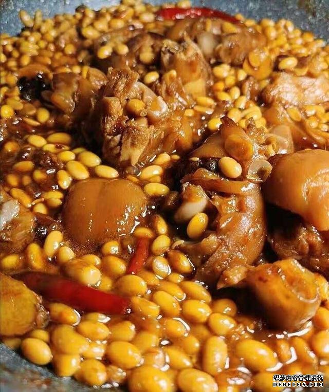 黃豆燜豬腳這樣做，豬腳不腥還軟綿，香糯又美味，一鍋都不夠吃