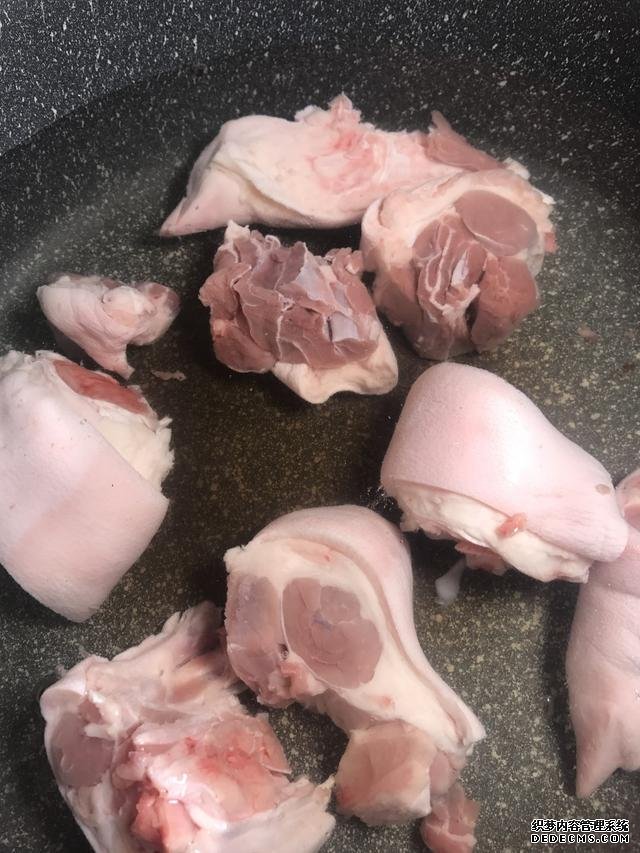 黃豆燜豬腳這樣做，豬腳不腥還軟綿，香糯又美味，一鍋都不夠吃