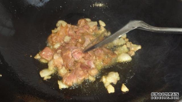 花菜燒肉做法，色香味俱全，能讓你多吃幾碗飯