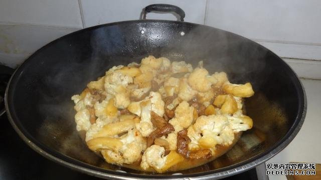 花菜燒肉做法，色香味俱全，能讓你多吃幾碗飯