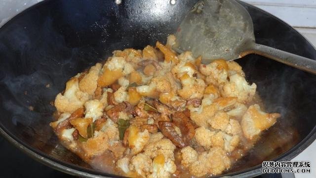 花菜燒肉做法，色香味俱全，能讓你多吃幾碗飯