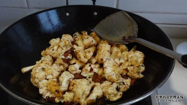 花菜燒肉做法，色香味俱全，能讓你多吃幾碗飯