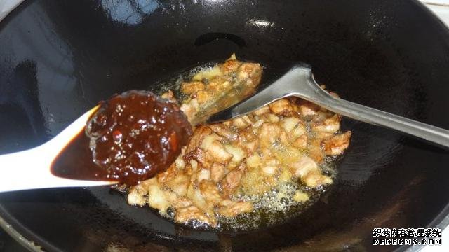 花菜燒肉做法，色香味俱全，能讓你多吃幾碗飯