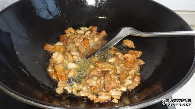 花菜燒肉做法，色香味俱全，能讓你多吃幾碗飯