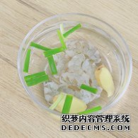 步驟圖:蝦仁放入蔥姜水中，浸泡10分鐘去腥。把姜片、蔥段放