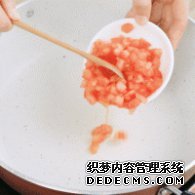 步驟圖:鍋中倒入番茄丁，翻炒出汁，大約需要5分鐘。每個爐灶