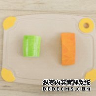 步驟圖:西葫蘆和南瓜切丁。