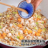 步驟圖:最后倒入鹽，用鏟子翻炒入味。