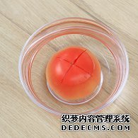步驟圖:番茄用刀劃十字，放入開水中浸泡10分鐘。番茄開水浸