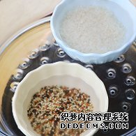 步驟圖:藜麥中加入40毫升清水，大米中加入60毫升清水，冷
