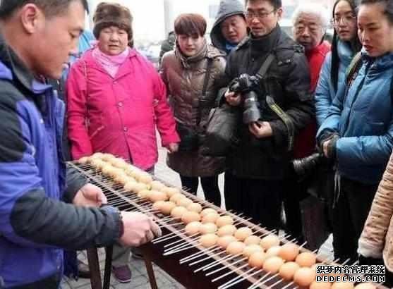 下崗大叔賣“天價(jià)”雞蛋，十元1串，食客：吃完一口還想第二口