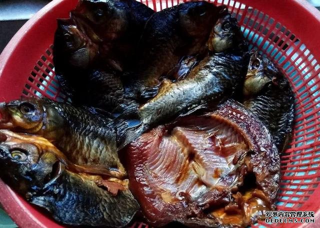 鯽魚我只服這樣做，稍微腌制風(fēng)干，做好一次可以吃上半年