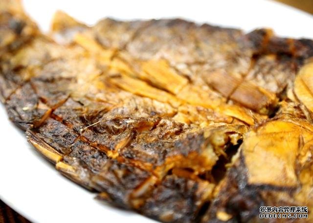 鯽魚我只服這樣做，稍微腌制風(fēng)干，做好一次可以吃上半年