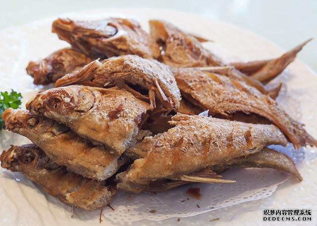 鯽魚我只服這樣做，稍微腌制風(fēng)干，做好一次可以吃上半年
