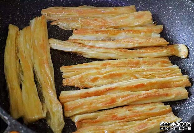 小孩愛吃辣條，教你動手在家做，吃的放心還營養(yǎng)，我家一做一大盤