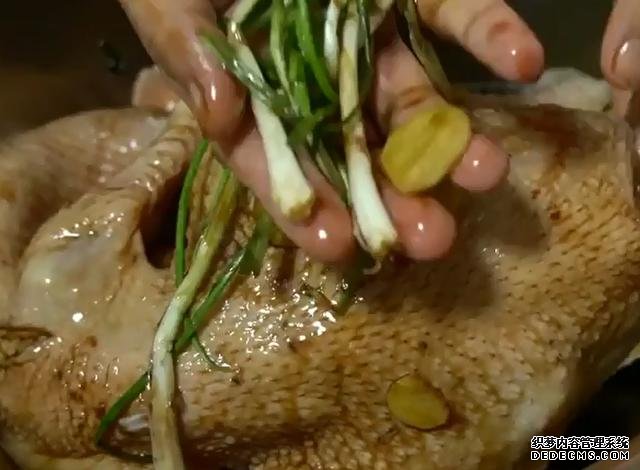 一整只雞丟進(jìn)電飯煲，不加水不用油，鮮嫩多汁，營養(yǎng)美味又簡單
