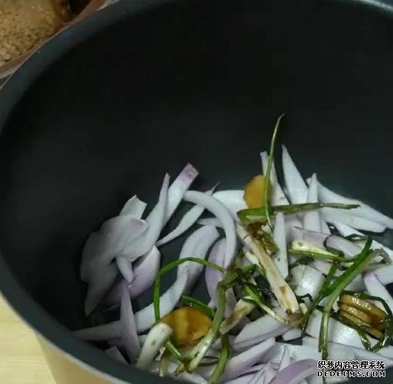 一整只雞丟進(jìn)電飯煲，不加水不用油，鮮嫩多汁，營養(yǎng)美味又簡單