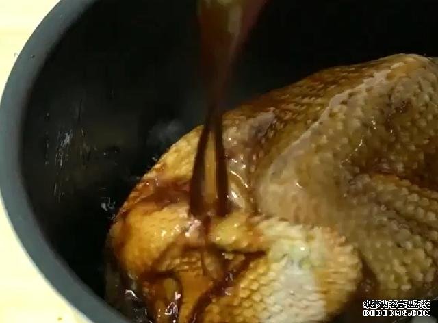 一整只雞丟進(jìn)電飯煲，不加水不用油，鮮嫩多汁，營養(yǎng)美味又簡單