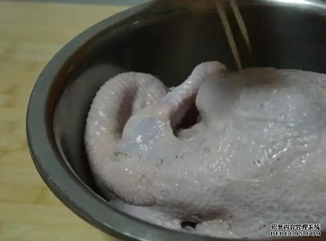一整只雞丟進(jìn)電飯煲，不加水不用油，鮮嫩多汁，營養(yǎng)美味又簡單