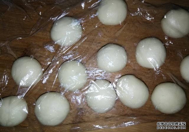一碗面粉，一把芝麻，老婆餅在家做，不出門也能吃到，酥到掉渣