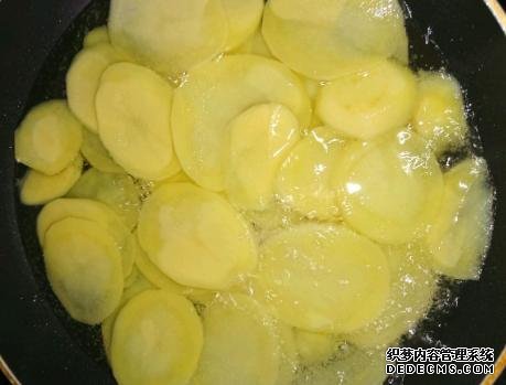 家庭炸薯片，成本不到2塊錢，金黃酥脆好吃還衛(wèi)生，學(xué)會不用買了