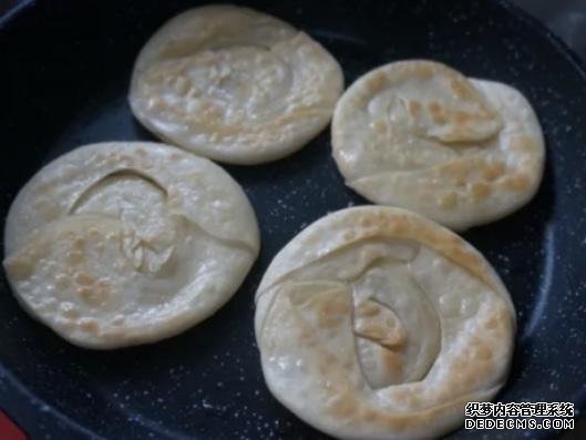 剩下的餃子皮不要扔，做成醬香濃郁的醬香餅，不用和面一次就成功