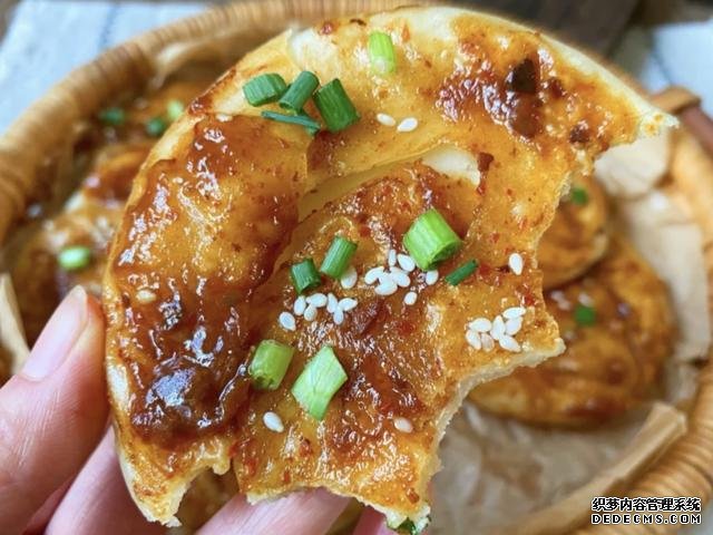 剩下的餃子皮不要扔，做成醬香濃郁的醬香餅，不用和面一次就成功