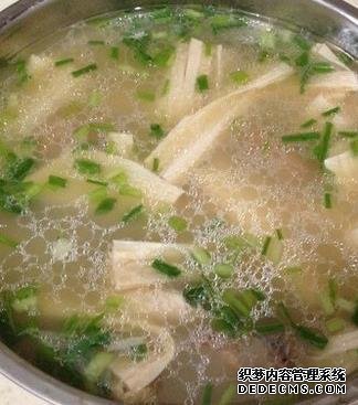 美食推薦：蒜香瓜藤、醬油炒木耳、菠菜炒肥牛、腐竹排骨湯的做法