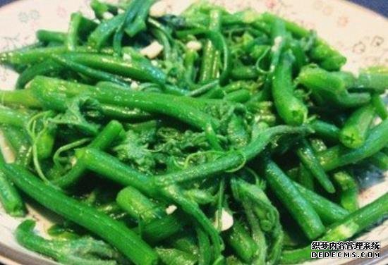 美食推薦：蒜香瓜藤、醬油炒木耳、菠菜炒肥牛、腐竹排骨湯的做法