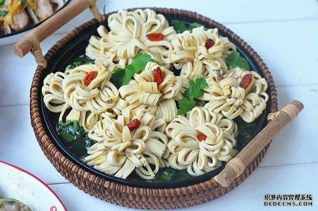 美食推薦：豆皮開花卷，豆腐燜茄子，絲瓜炒豆腐，海鮮菇蒸腐竹