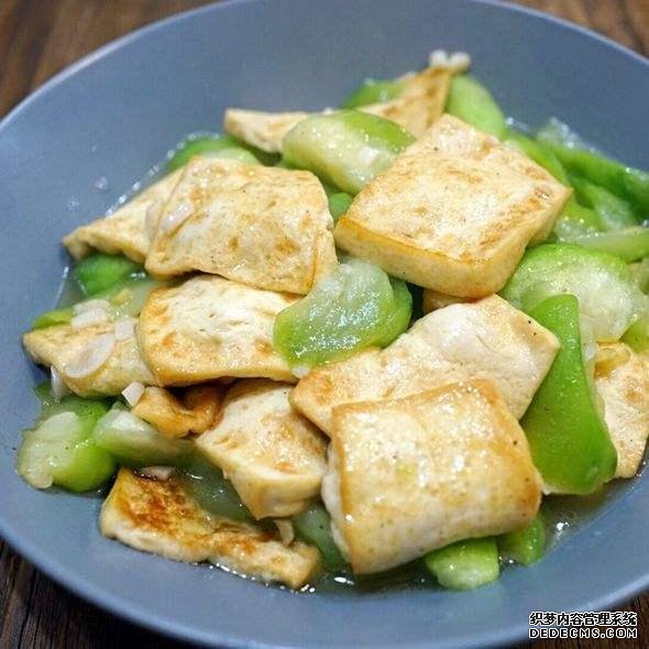 美食推薦：豆皮開花卷，豆腐燜茄子，絲瓜炒豆腐，海鮮菇蒸腐竹