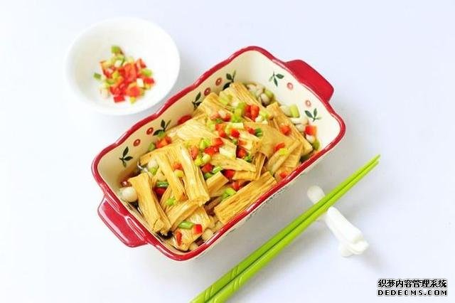 美食推薦：豆皮開花卷，豆腐燜茄子，絲瓜炒豆腐，海鮮菇蒸腐竹