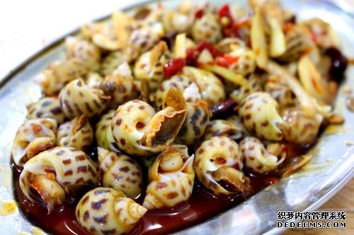 大連大嬸開醬燜小海鮮店，一開門就有人來排隊(duì)，食客：奔著醬料來